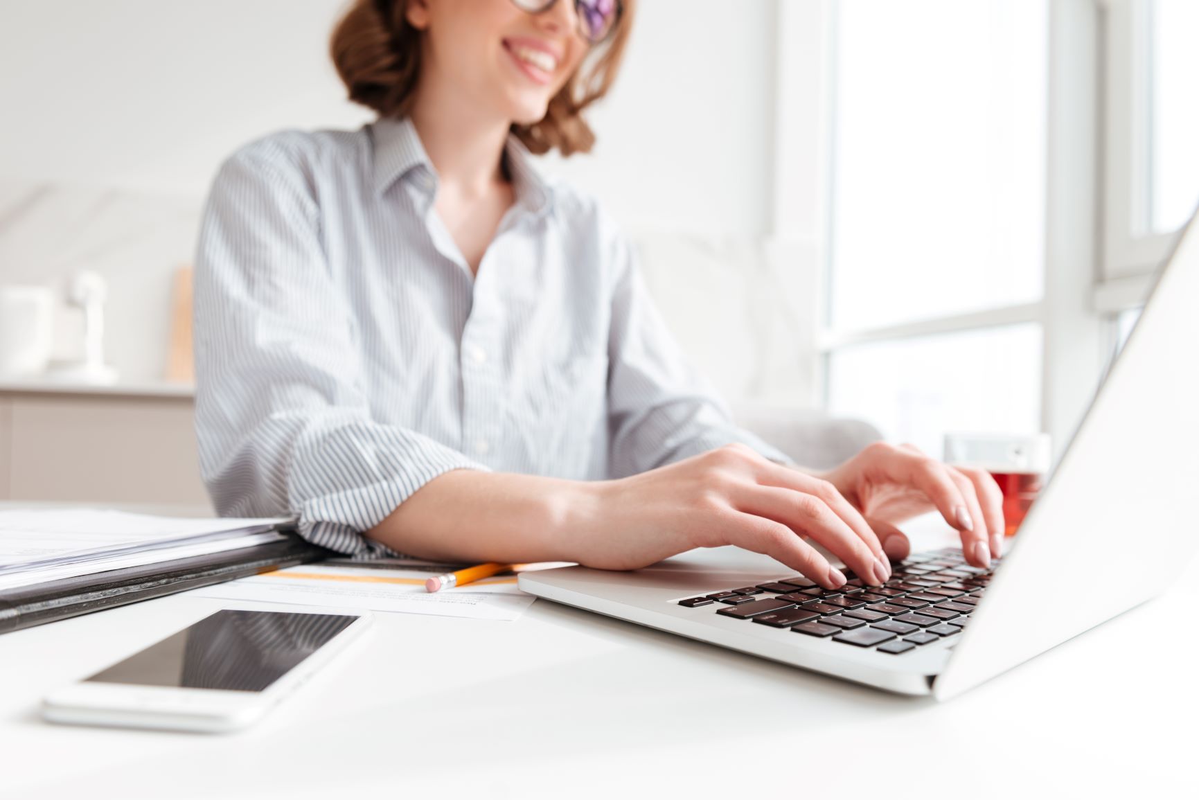 brunette-woman-typing-email-laptop-computer-while-sitting-home-selective-focus-hand|||Fotógrafo:Freepik